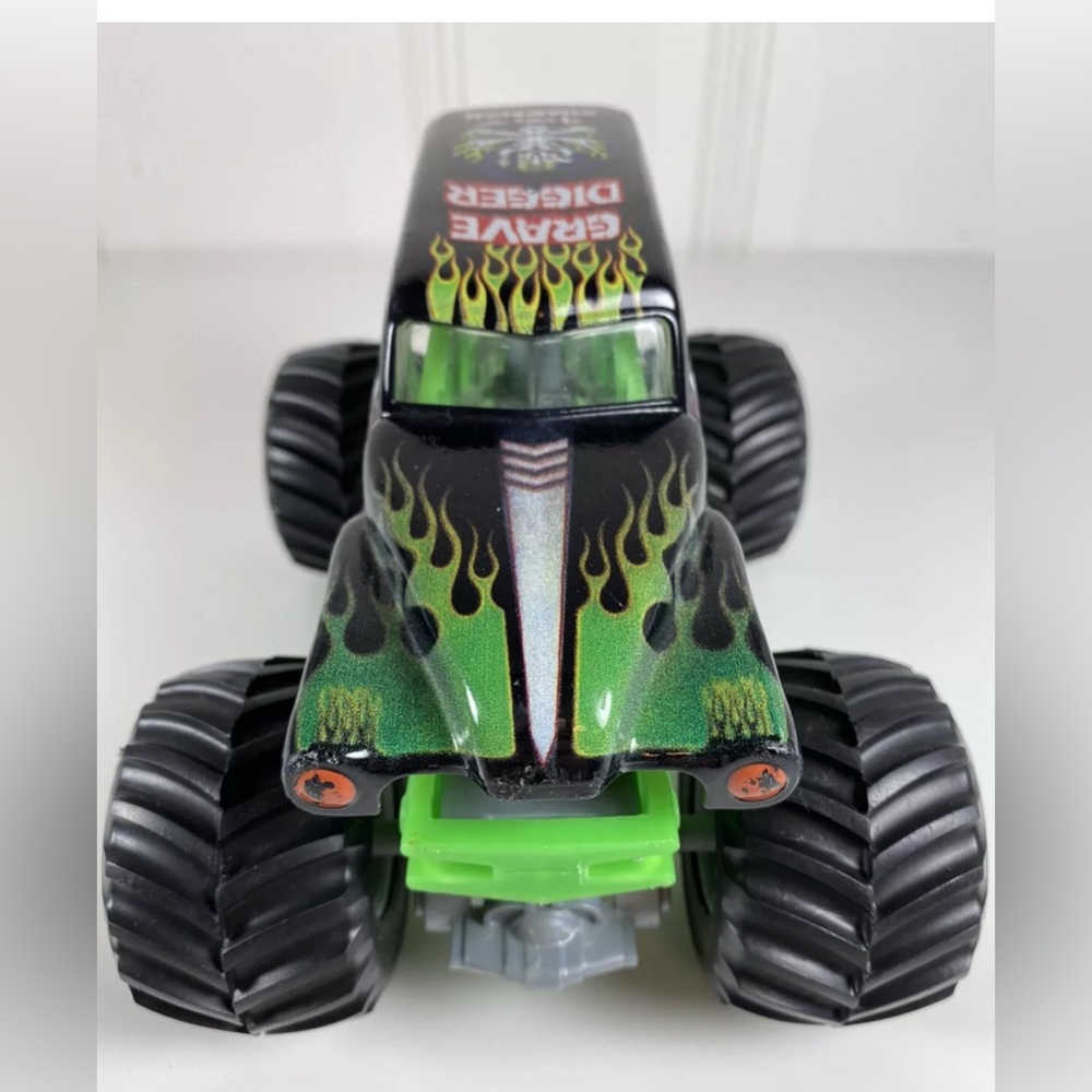 Hot Wheels Monster Jam Grave Digger Truck 1:24 Die cast Metal Mattel 4x Champ - Picture 4 of 9